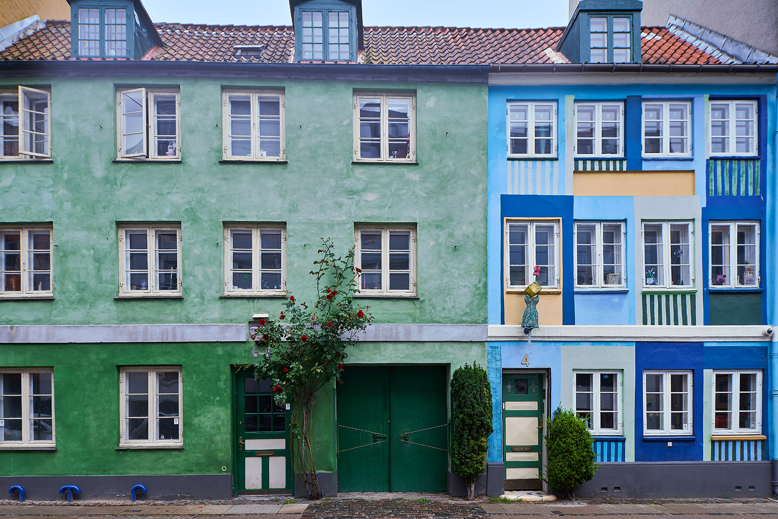 bygningsrådgivning - Melander og Dam. Smukt grønt og blå lejlighedsbygning.