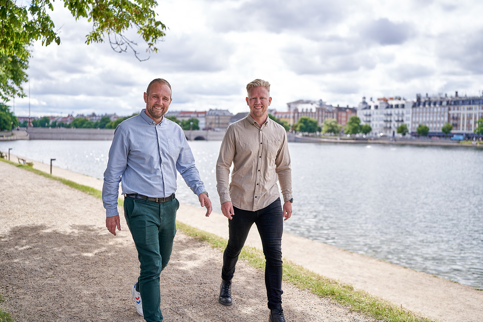 Byggerådgiver Martin Melander og Teis Dam gående i københavn